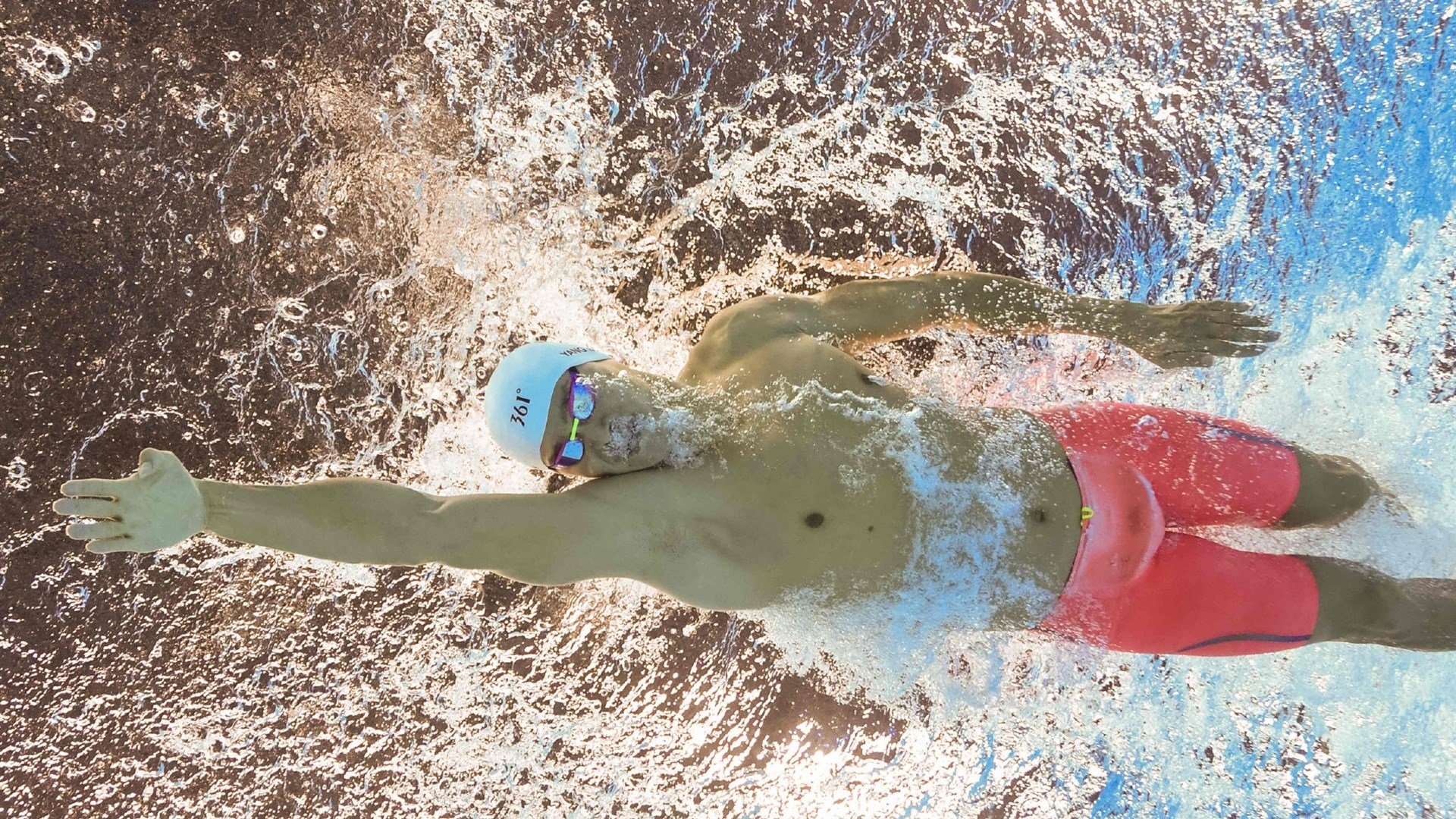 台球运动员跨界合作，推出联名款配件，台球签约球员